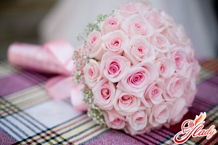 by tradition for the 10th anniversary of marriage, the husband must present a bouquet of 11 pink flowers