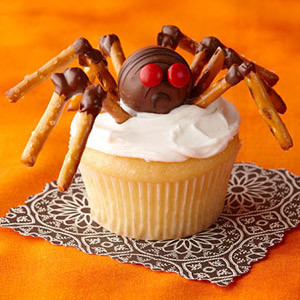 Spider The body is chocolate candy, the eyes are m & m's dragee, the legs are made of crispy straw bonded with chocolate.