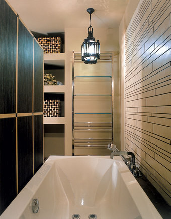 In the niche (she was in the apartment initially) arranged shelves for bath accessories. The washbasin and bathtub are equipped with mixers from Axor.