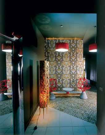Entrance hall. The outer wall of the guest toilet is covered with wallpaper Stro-heim & Roman. At the wall - bench Chair One, design by Konstantin Grcic for Magis.