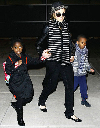Evlatlık çocuklarla birlikte Madonna