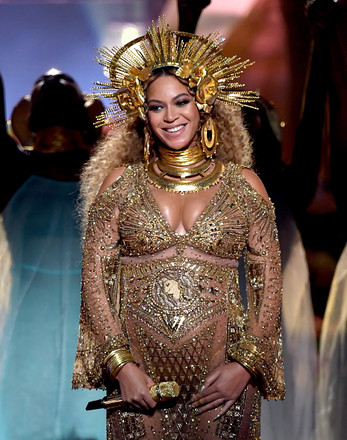 Gravide Beyonce viste hendes mave ved Grammy-ceremonien 