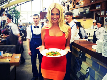 Victoria Lopyreva is pleased to prepare an Italian pasta with vegetable sauce.