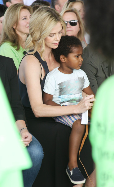 Charlize Theron ikinci bir çocuğu kabul etti