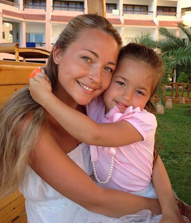 Ilona Rebitskaya, TV-Moderatorin, mit ihrer Tochter, Foto 