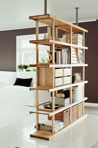 For større stabilitet kan skillevæggen fastgøres ved hjælp af lodrette stænger fastgjort til loftet. Model Norrabu af IKEA