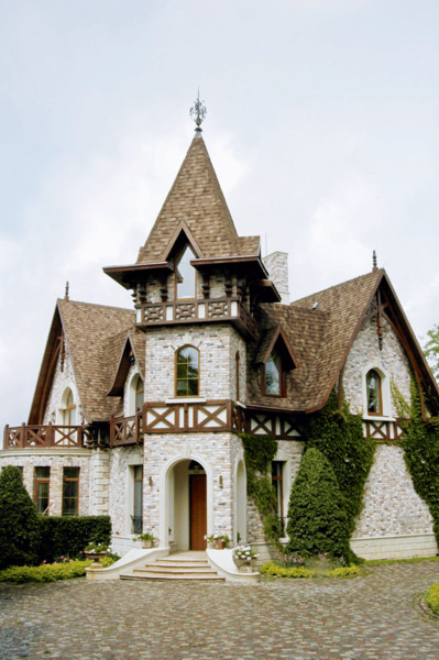 Huset er bygget i traditionen fra normandiske slotte.