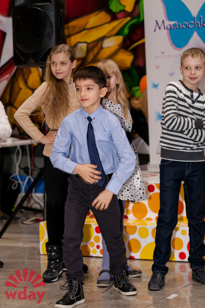 modische Kleidung für Schulkinder