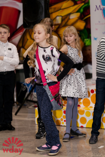 modische Kleidung für Schulkinder