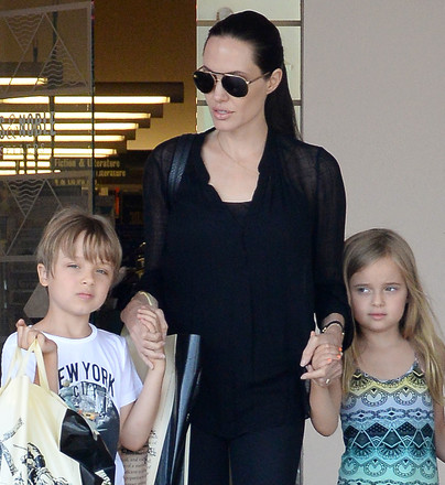 Children Angelina Jolie and Brad Pitt read a lot
