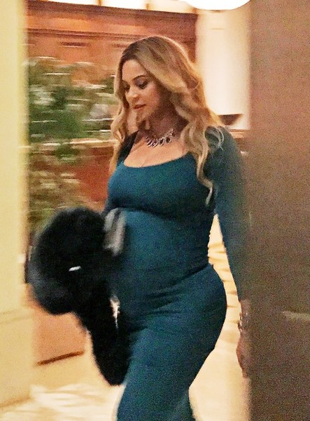 Pregnant Beyonce at the party after the Oscars