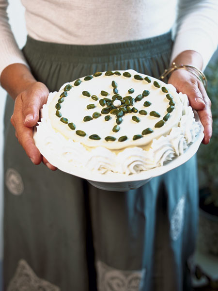 Eiscremekuchen. Schlagen 6-Protein zu einem Schaum, 200 g Zucker, dann 300 ml Sahne, 200 ml Vollmilch und 150 g gehackten Pistazien. Die resultierende Masse ist gefroren. Eis in Stücke hacken und sie in einer Küchenmaschine mischen, bis die Luftmasse schnell einfrieren. Den Kuchen mit Schlagsahne und ganzen Pistazien dekorieren.