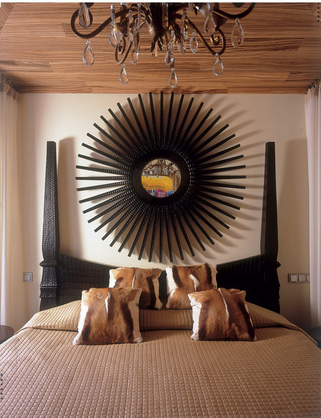 חדר השינה כולל מיטה ומראה מקרלה קארבינג. נברשת קריסטל קנתה בשוק הפשפשים בצרפת