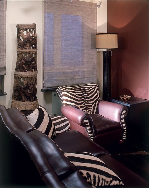 У вітальні шкіряний диван зі вставками з шкіри зебри, Van Den Berg (ПАР) .Торшер, Carella Carving. Штора з кінського волоса, Crin