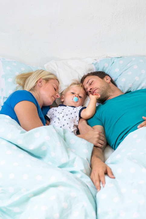 entwöhnen Sie das Kind, um mit ihren Eltern zu schlafen