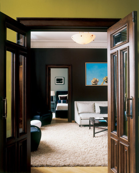 Thanks to the classic enfilade layout, the interior looks noble and respectable.