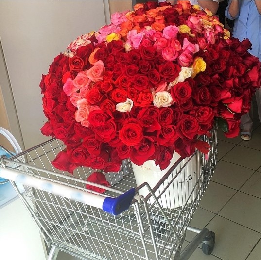 בבית החולים הביא טטיאנה רואיג זר של ורדים אופנתיים.