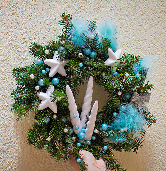 How to decorate a house for the New Year 2015: DIY Christmas wreath, decorate Christmas balls photo