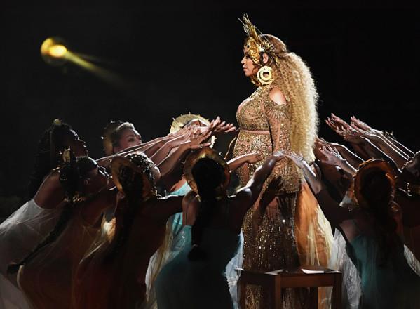 Gravide Beyonce viste hendes mave ved Grammy-ceremonien 