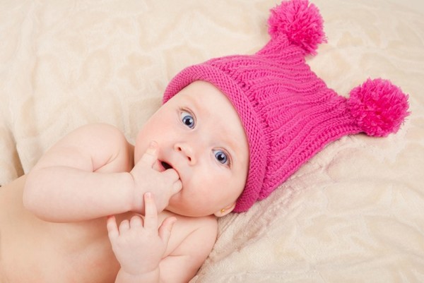 Children's cap with knitting needles