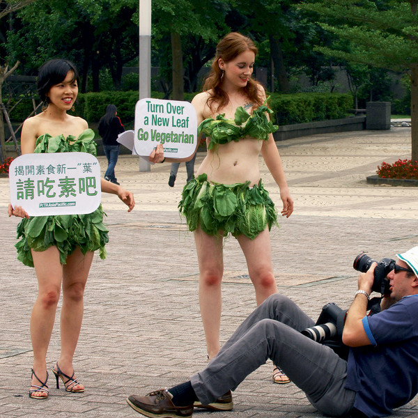 Дві активістки руху на захист прав тварин PETA дефілюють в нарядах з салату-латуку в столиці Тайваню Тайпеї, закликаючи людей ставати вегетаріанцями.
