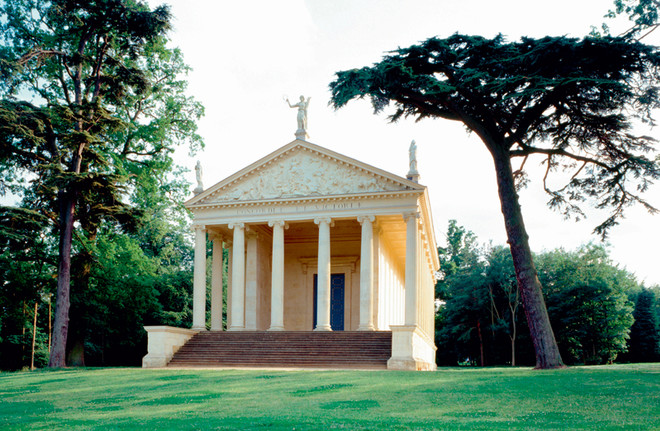 Грецький храм (1747-1749) в англійському парку Стоу.