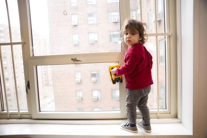 hvordan man beskytter barnet mod at falde ud af vinduet
