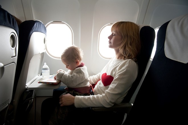 Was kann ich in einem Flugzeug für ein Kind mitnehmen?