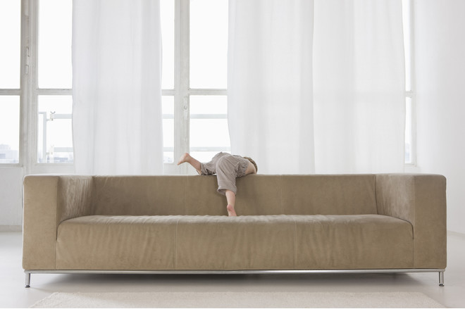 the child fell off the couch - how to behave properly?