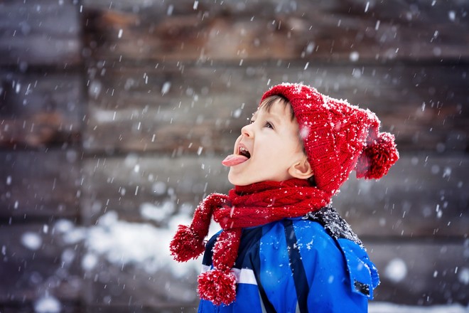 Hvordan man vælger en kvalitet vinterdragt til et barn