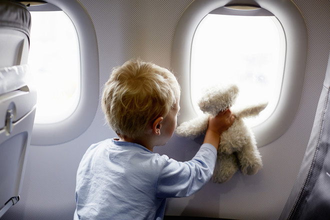 Hvordan man håndterer barnet i flyet - flyvning med børn