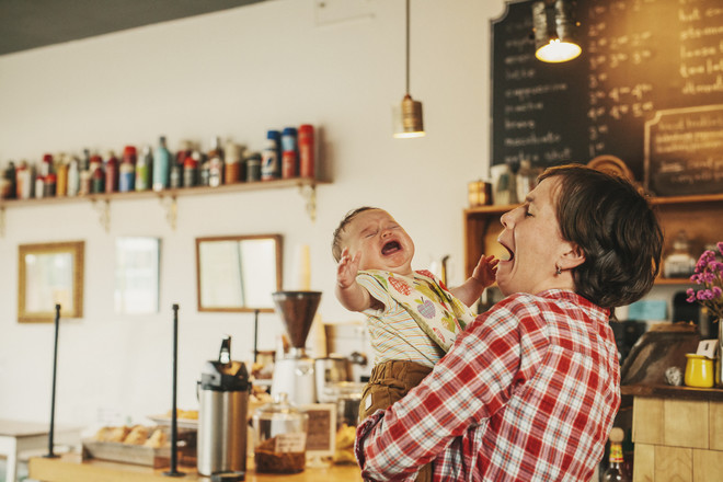 kleine Kinder in einem Café