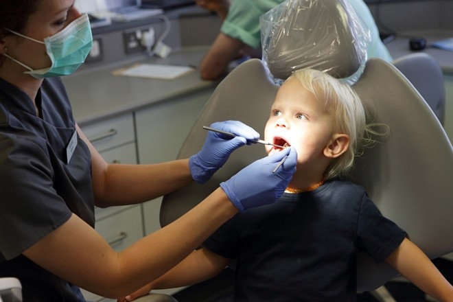 Wenn es notwendig ist, Kinder zur Untersuchung zum Zahn zu fahren