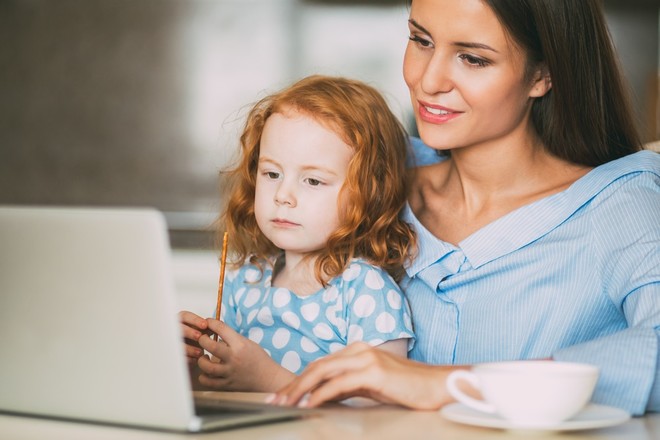 In den ersten Lebensjahren ist das Gehirn des Babys besonders anfällig für neue Informationen und wird die Welt aktiv erkunden.