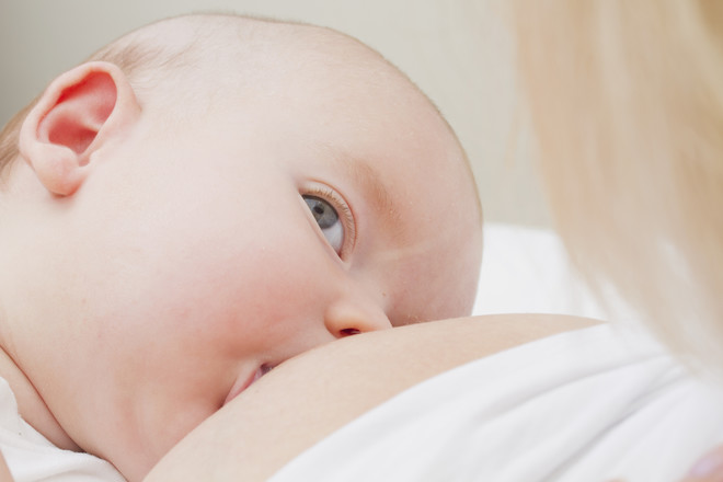 איך ללמד תינוקות איך לקחת את השד