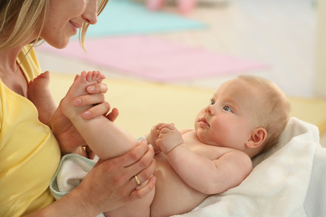 3ヶ月の子供のためのマッサージでは、ストロークとラビング技術が使用されます。