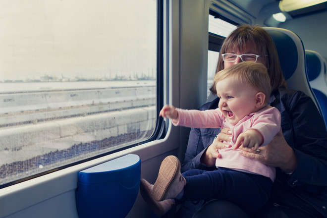 Wie man mit dem Kind im Zug fährt
