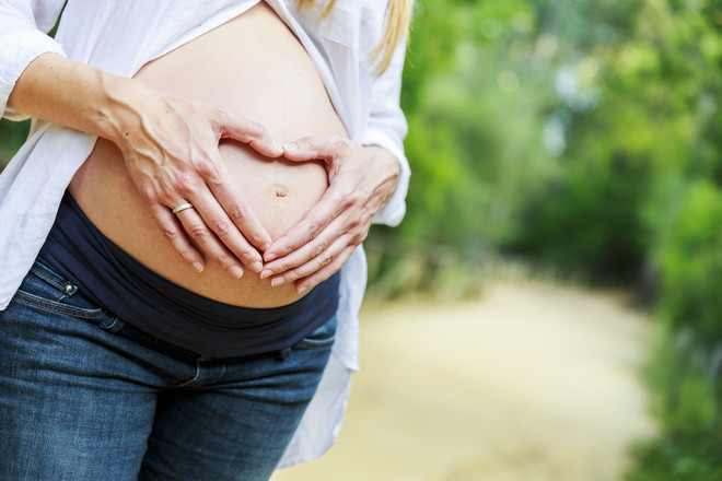 37 Schwangerschaftswochen zieht den Unterleib an