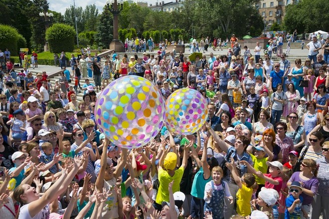 Aktion Dom.ru und Frauentag "Bright Summer" in Wolgograd