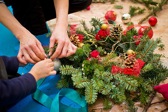 How to decorate a house for the New Year 2015: DIY Christmas wreath, decorate Christmas balls photo