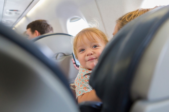 תינוק על המטוס