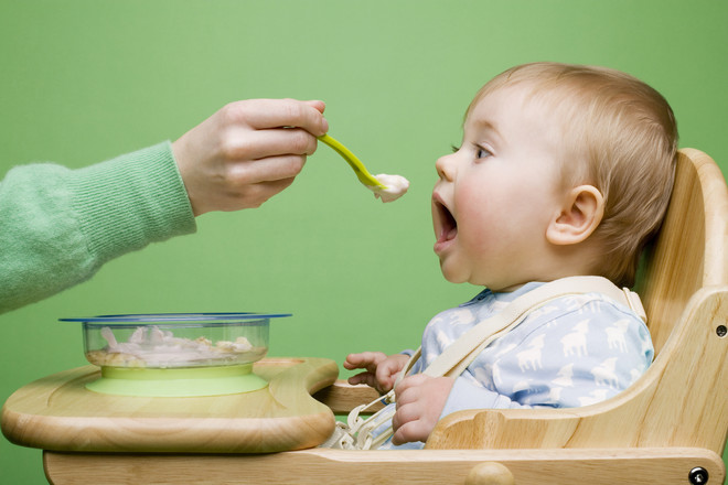 赤ちゃんは相補的な食品を食べない