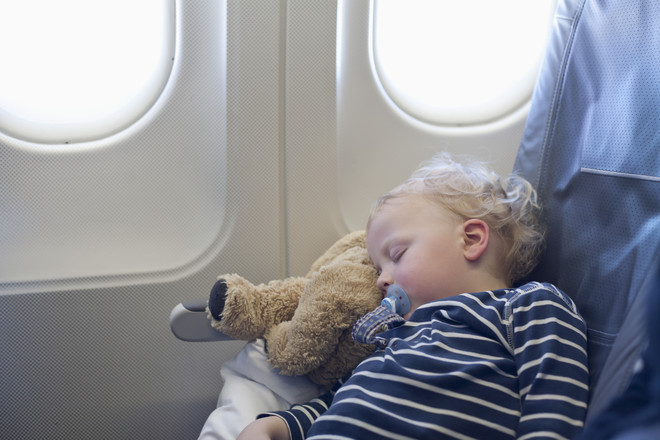 hvordan man kan flyve med et barn i et fly
