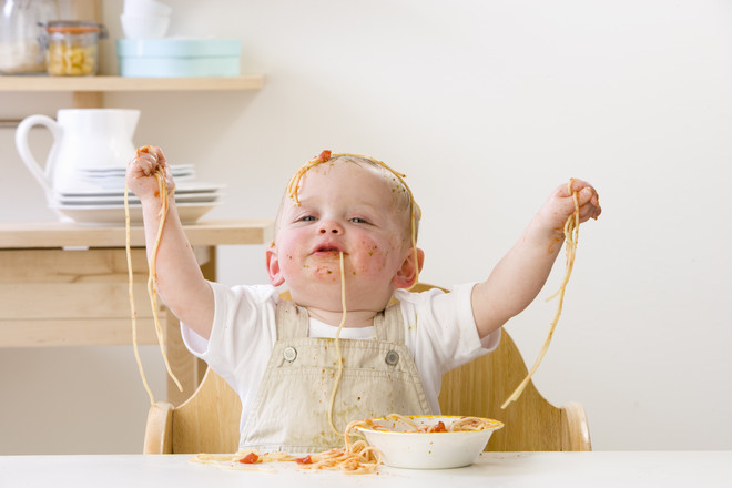 Wie man einem Kind beibringt, unabhängig zu essen