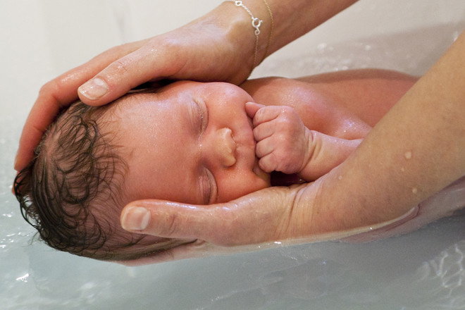 Bathe ny baby hver dag