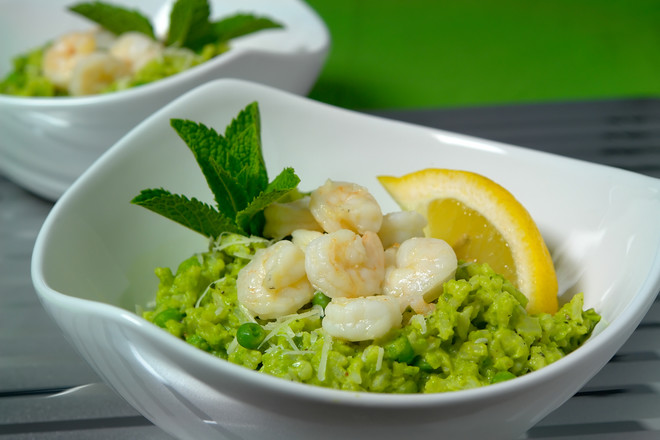 Mint risotto with peas and squid