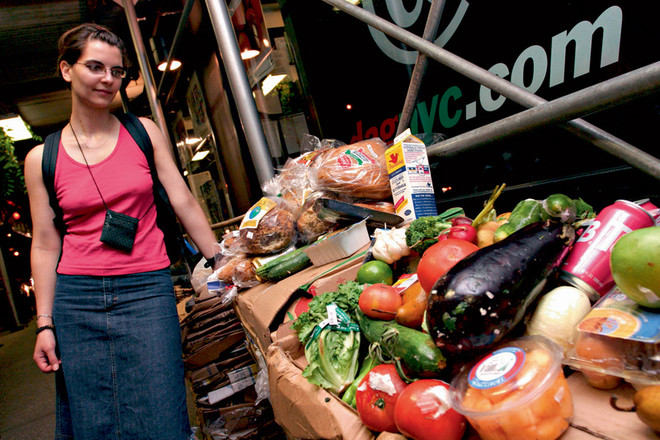 Фріган ніколи не залишиться голодним! Ці продукти активістка-фріганістка знайшла в сміттєвих контейнерах великого супермаркету на Манхеттені. Вона своїм «уловом» задоволена.
