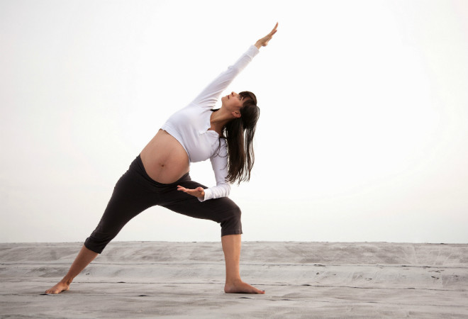 Gravid pige går ind for sportsfoto