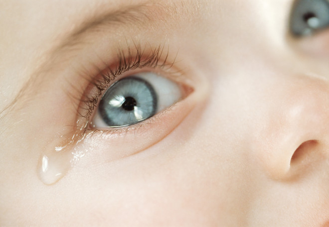 בדיקה של תעלת הדמעות בתינוקות