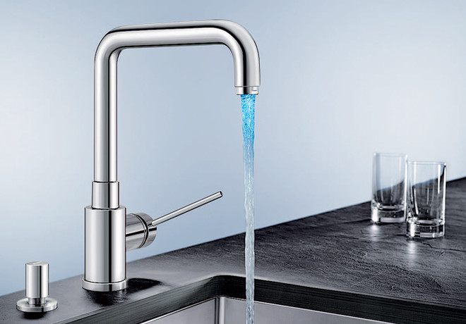 Kitchen faucet with filter